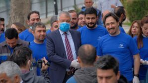 Başkan Zeydan Karalar ve TEMSA CEO’su Tolga Doğancıoğlu çöp toplayarak, temiz Adana için farkındalık çağrısında bulundu.