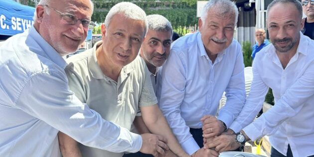 Beşocak Mahallesi Muhtarı Hasan Can ve CHP 28.Dönem Milletvekili adayı Seyfettin Can aşure dağıttı