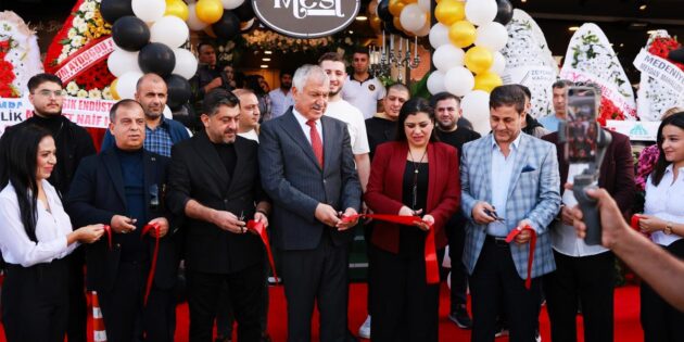 Mesut Akar’ın sahibi olduğu Mest Cafe & Restoran’ın açılışı coşkuyla gerçekleşti.