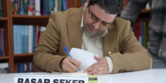 Yazar Başar Şeker, “Beni Yazdıklarım Büyüttü” Kitabının  İmza Gününde Okuyucularıyla Buluştu