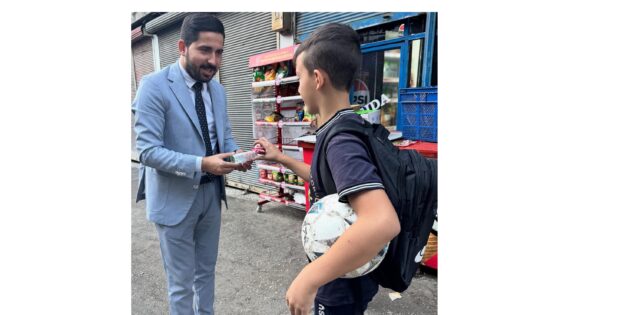 AK Parti Çukurova İlçe Gençlik Kolları Başkanı Murat Öztürk, Minik Öğrencilerle Bir Araya Gelerek Motivasyon Dolu Başlangıç Sağladı