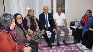 Başkan Yusuf Kanlı, evlerde sorun dinliyor
