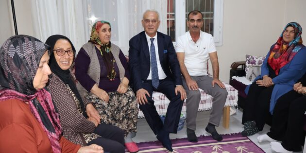 Başkan Yusuf Kanlı, evlerde sorun dinliyor
