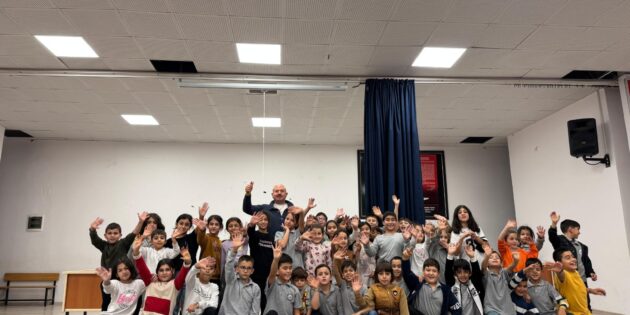 Adanalı Oyuncu-Yazar Umut Bekler, Afşin’deki Kurtuluş Savaşı Filminin Ardından Şimdi de Öğrencilerin Kalbine Dokunuyor