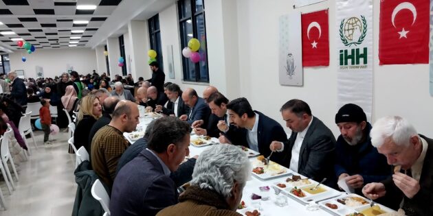 Adana İHH’den Dünya Yetimler Günü’nde Anlamlı İftar: Yetimler Aynı Sofrada Buluştu