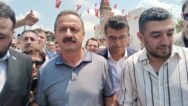  Karaisalı’da Tarihi Gün! Yavuz Ağıralioğlu’na Çiçeklerle Karşılama ve Yoğun İlgi