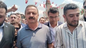  Karaisalı’da Tarihi Gün! Yavuz Ağıralioğlu’na Çiçeklerle Karşılama ve Yoğun İlgi